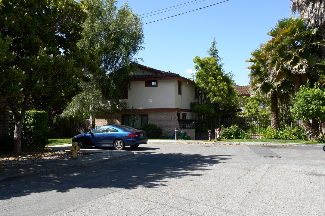 1002 Roble Ave in Menlo Park, CA - Foto de edificio