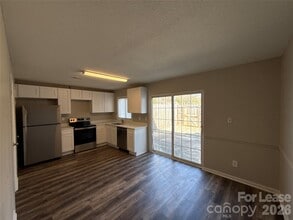 300 N Main St in Mount Holly, NC - Building Photo - Building Photo