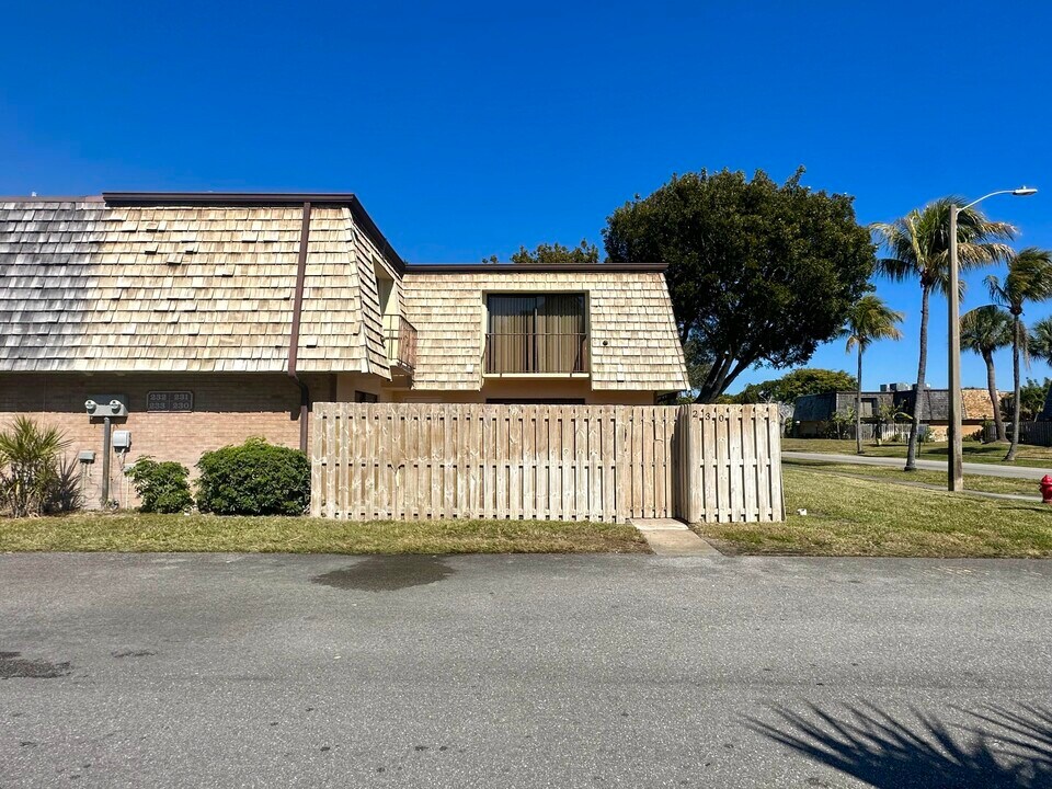 230 Lake Arbor Dr in Palm Springs, FL - Building Photo