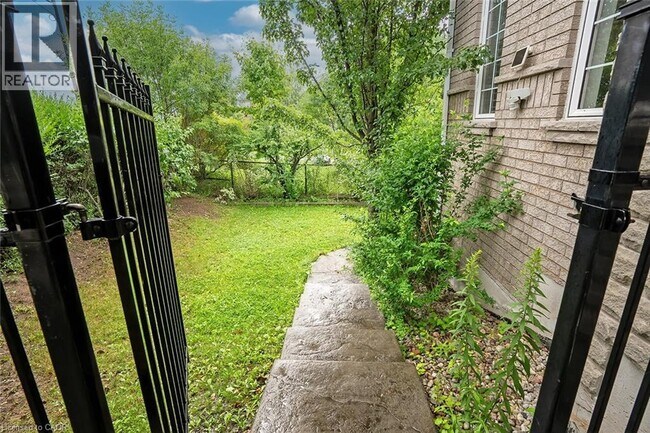 5410 Duchess Ct in Burlington, ON - Building Photo - Building Photo