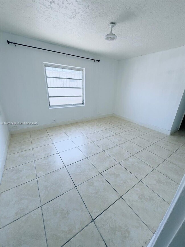 26 E 48th St-Unit -26 in Hialeah, FL - Building Photo - Building Photo