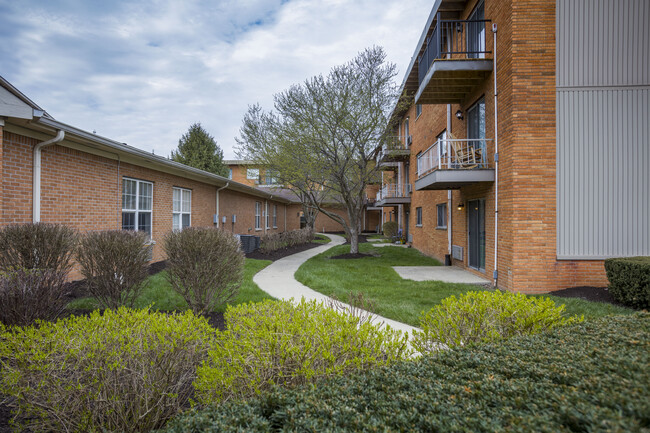 Pinnacle West in Indianapolis, IN - Foto de edificio - Building Photo