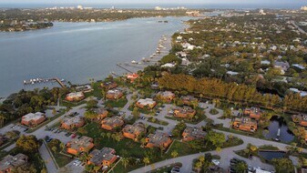 825 Center St in Jupiter, FL - Building Photo