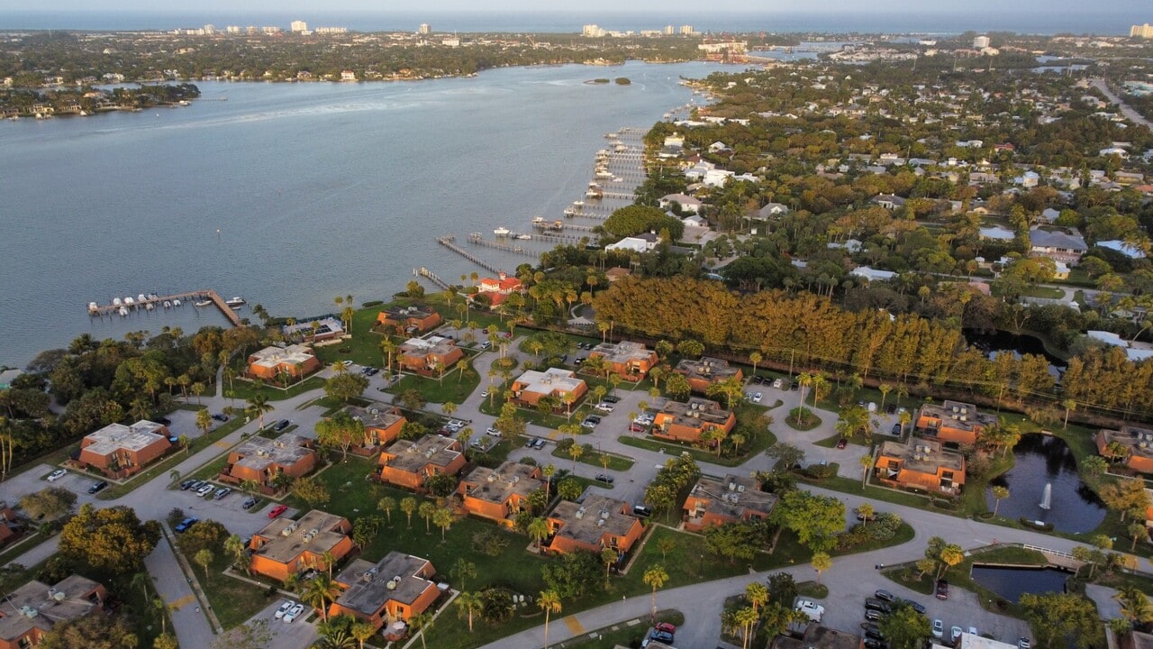 825 Center St in Jupiter, FL - Building Photo