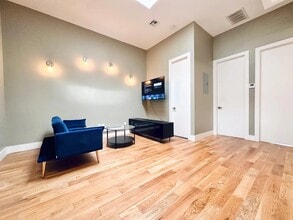 Furnished room/NOT APARTMENT in Queens, NY - Building Photo - Building Photo