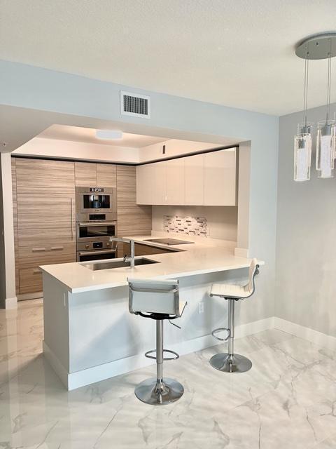 330 Sunny Isles Blvd, Unit 5-703 in Sunny Isles Beach, FL - Foto de edificio - Building Photo