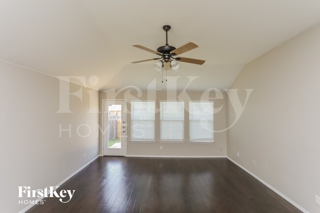 517 Stone Crossing Ln in Fort Worth, TX - Building Photo - Building Photo