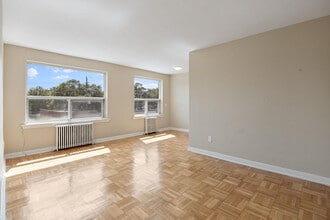 2890 St Clair Ave E in Toronto, ON - Building Photo - Building Photo