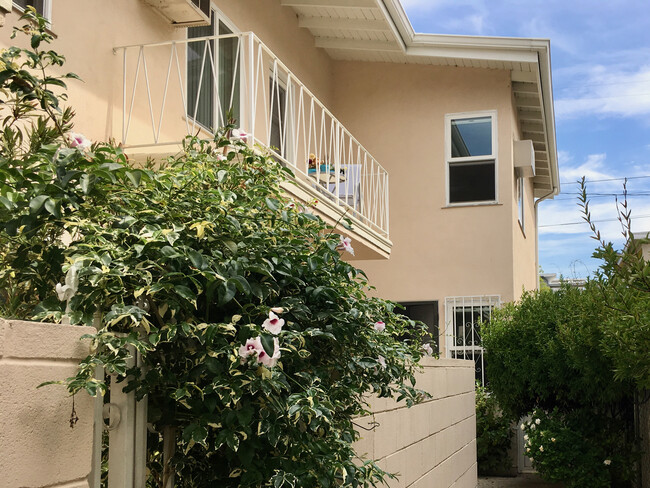 1318 N Martel Ave, Unit 6