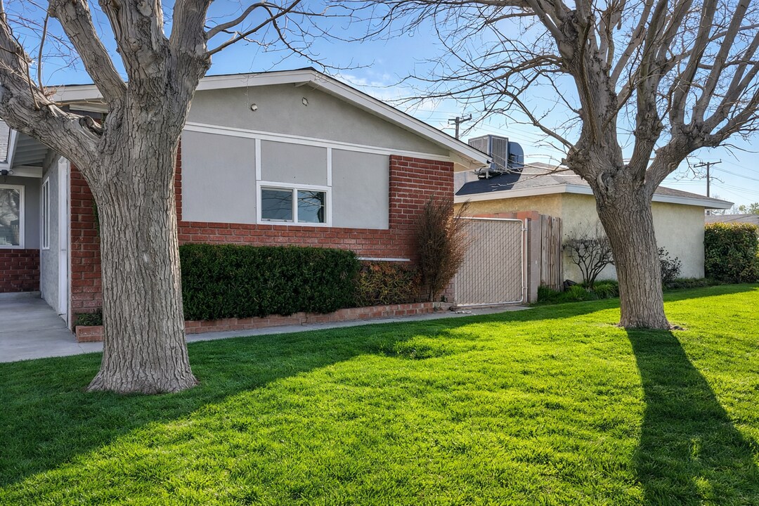 45414 Raysack Ave in Lancaster, CA - Building Photo