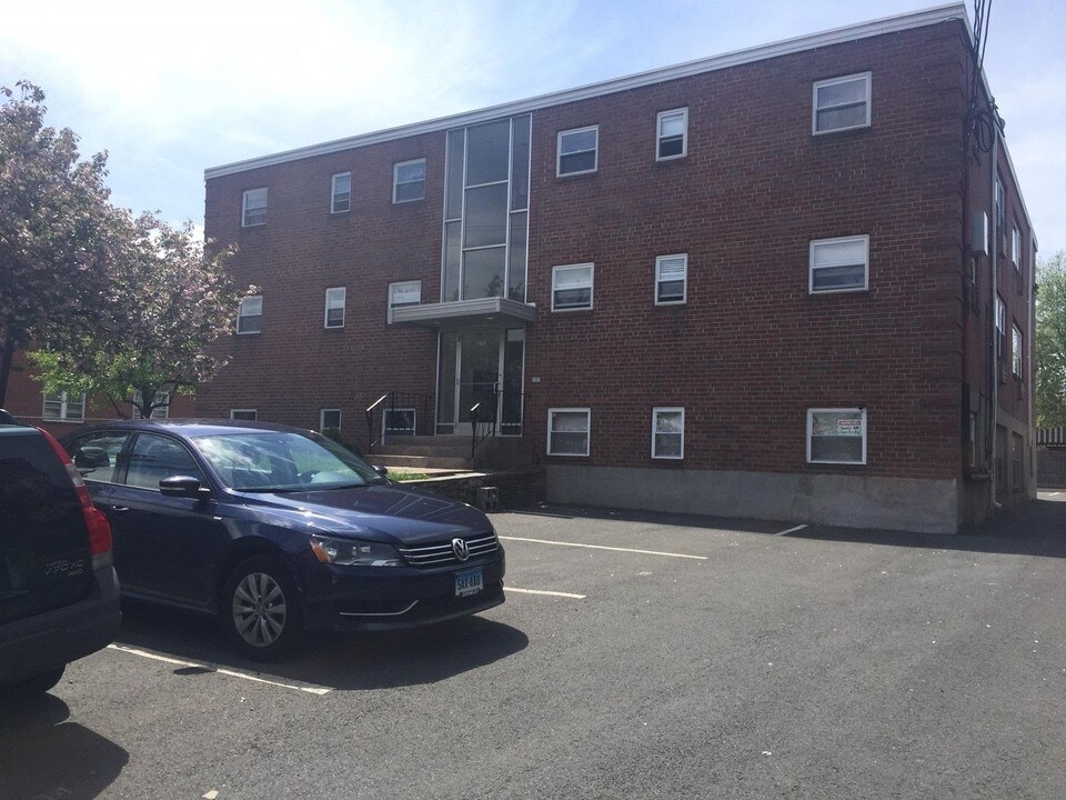 Newington Road Apartments in West Hartford, CT - Building Photo