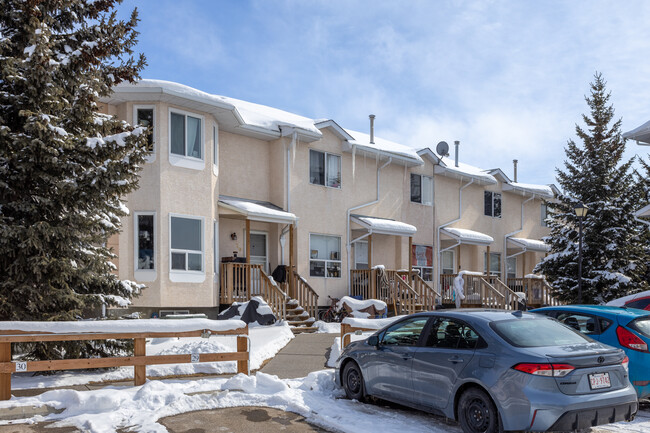 Strathaven Court in Strathmore, AB - Building Photo - Primary Photo