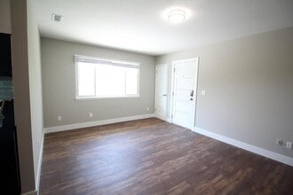 6020 Metcalf Ln in Overland Park, KS - Building Photo - Building Photo