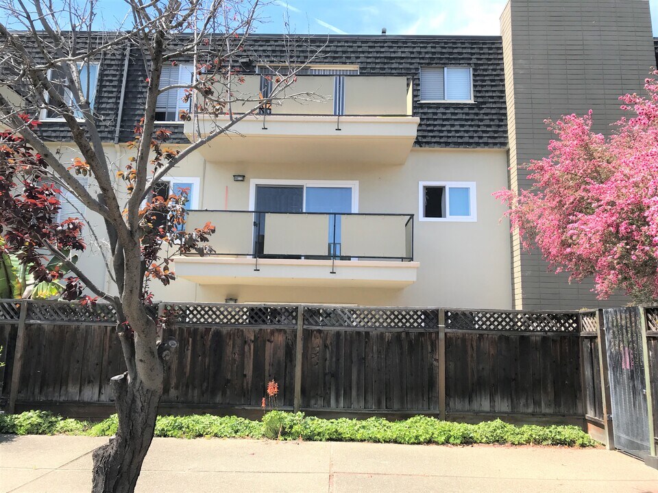 3050 Los Prados St in San Mateo, CA - Building Photo