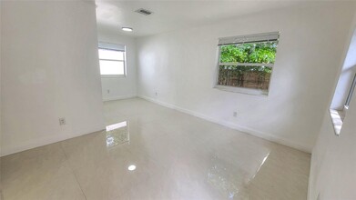 3183 Plaza St in Miami, FL - Building Photo - Building Photo