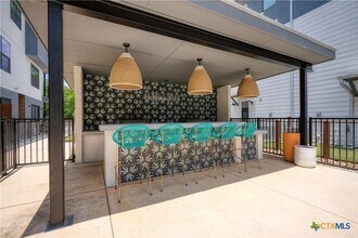 1208 N Academy Ave in New Braunfels, TX - Foto de edificio - Building Photo