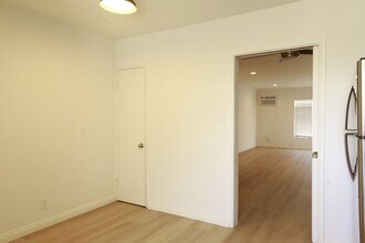 1323 Ridgeley Dr in Los Angeles, CA - Foto de edificio - Building Photo