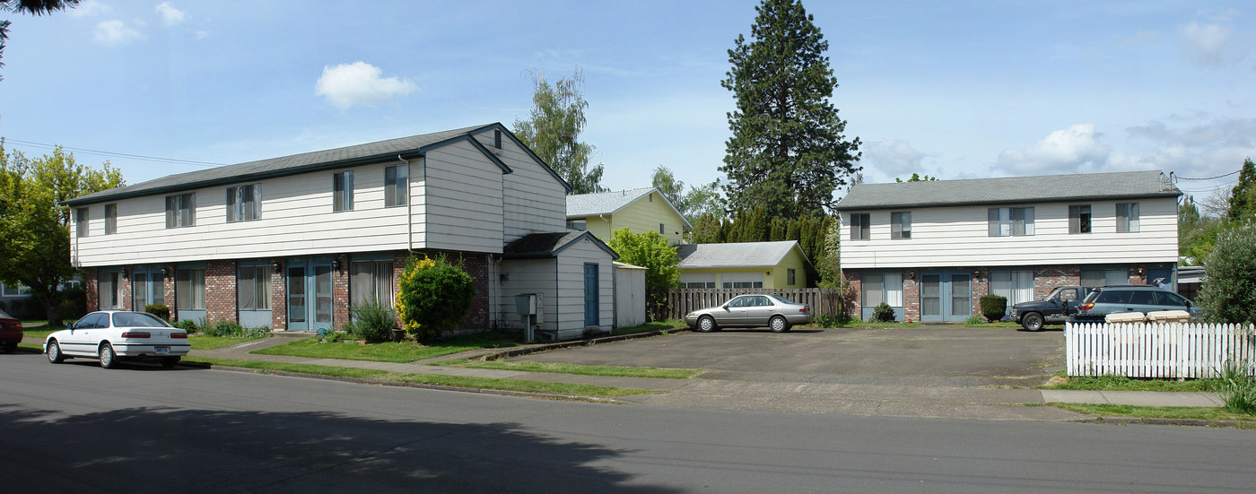 804-818 NW 25th St in Corvallis, OR - Building Photo