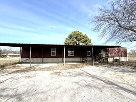 4323 Greenville Rd in Marietta, OK - Building Photo