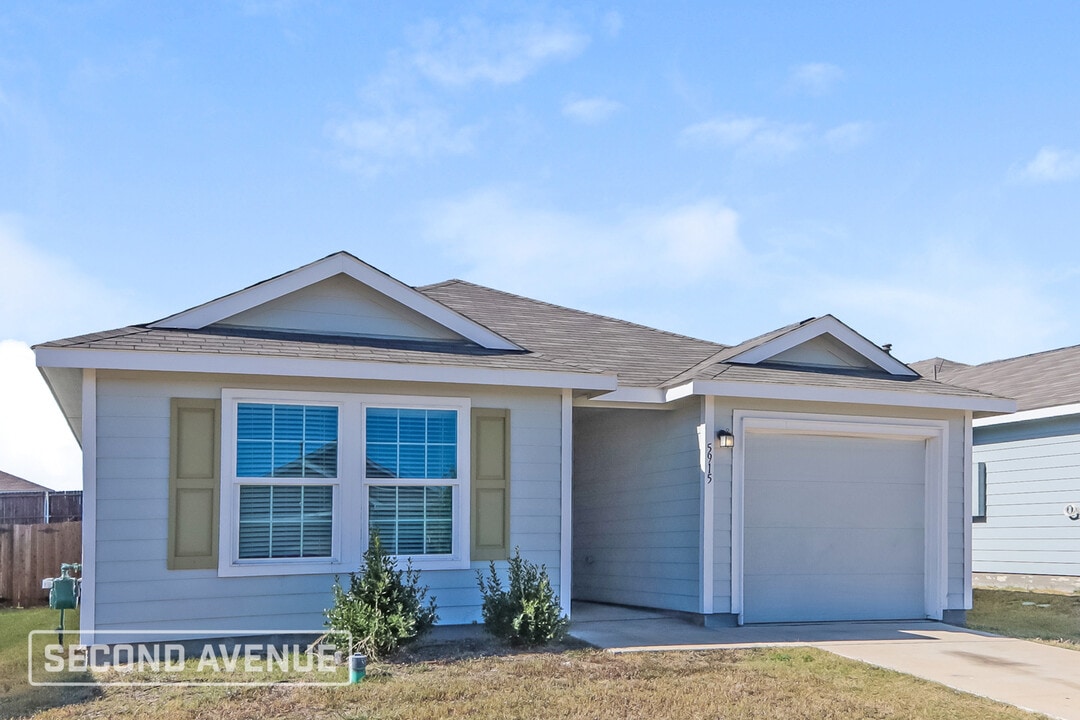 5915 Nyquist Wy in Heartland, TX - Foto de edificio