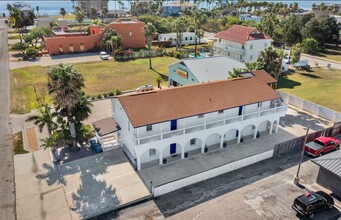 102 W Corral St in South Padre Island, TX - Building Photo - Building Photo