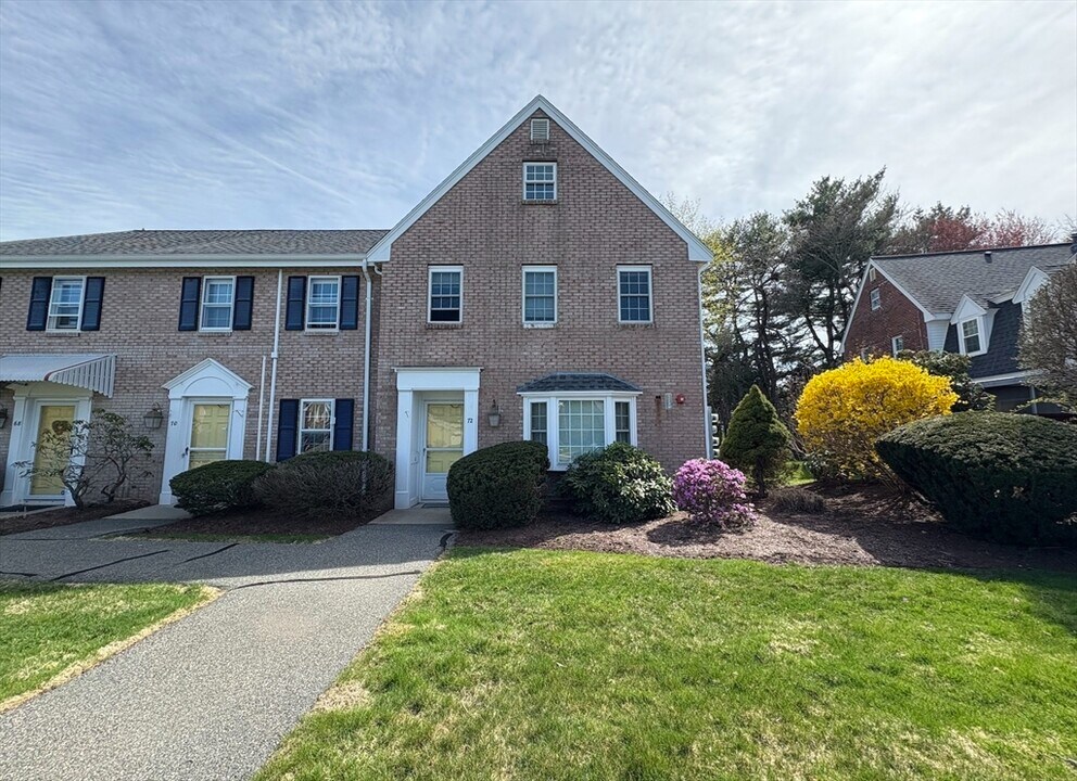 72 Ethyl Way in Stoughton, MA - Building Photo