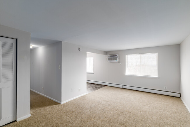 Villages of Westbrook in Clifton Heights, PA - Building Photo - Interior Photo