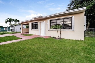 16401 NW 21st Ave in Opa Locka, FL - Foto de edificio - Building Photo