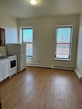 12 Miles St, Unit 3 in Greenfield, MA - Foto de edificio - Building Photo