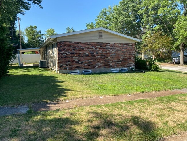 1208 Eagleshire Dr in Manchester, MO - Foto de edificio - Building Photo