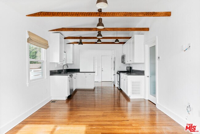 6217 Poppy Peak Dr in Los Angeles, CA - Building Photo - Building Photo