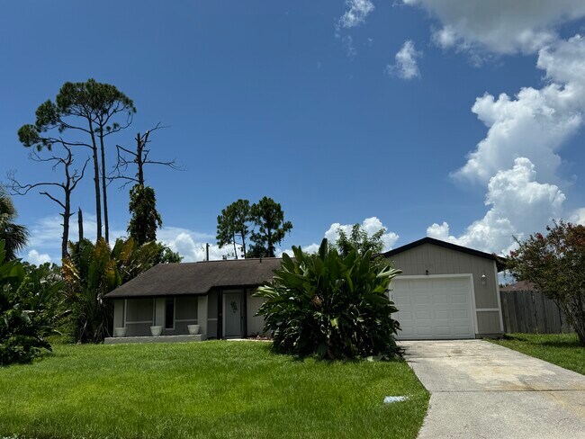 1101 McCrory St in North Port, FL - Building Photo - Building Photo