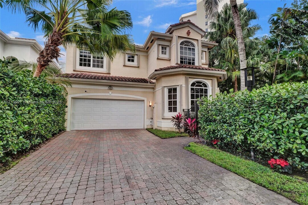 19413 38th Ct in Golden Beach, FL - Building Photo