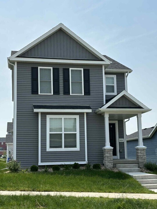 9231 Rustic Pine Rd in Fitchburg, WI - Foto de edificio