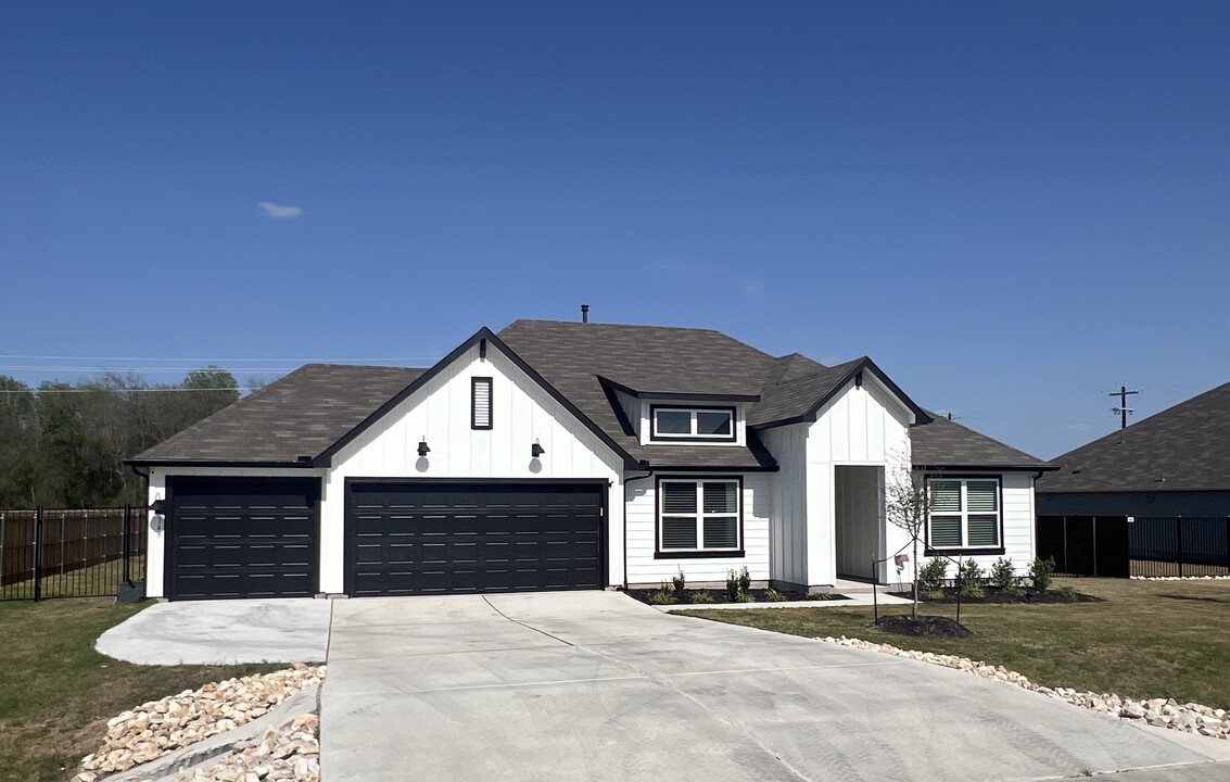 349 Konrad Creek Dr in Lockhart, TX - Foto de edificio