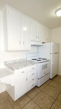 1327 Grand Ave, Unit 10 in San Diego, CA - Building Photo - Building Photo