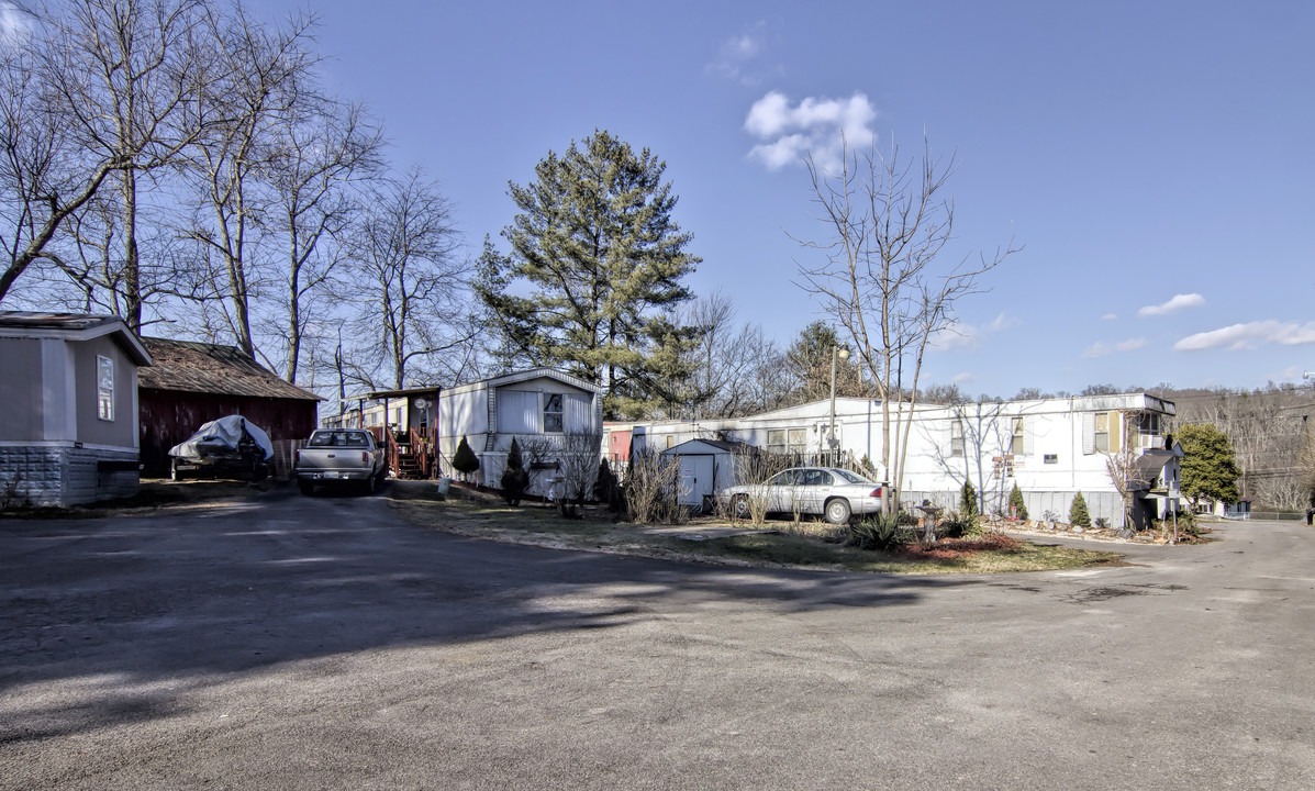 496 Bristol Caverns Hwy in Bristol, TN - Foto de edificio