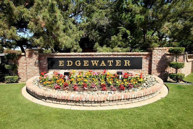 Edgewater Condominiums in Bakersfield, CA - Foto de edificio - Building Photo