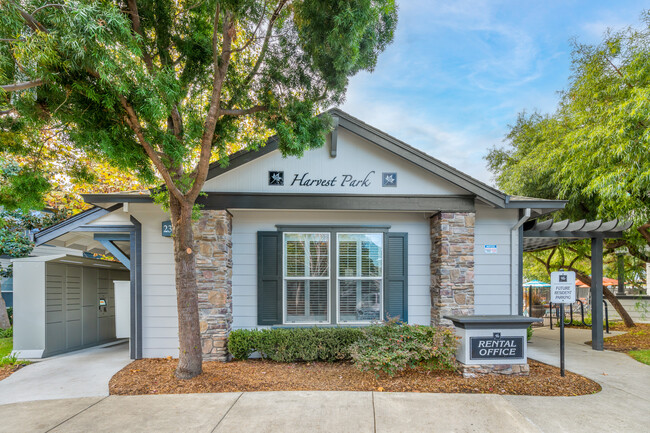 Harvest Park Apartment Homes in Santa Rosa, CA - Foto de edificio - Building Photo