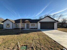 104 Kirkland St in Sanger, TX - Building Photo