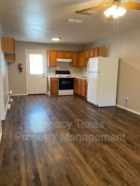 705 Miracle Ln in Cleburne, TX - Building Photo