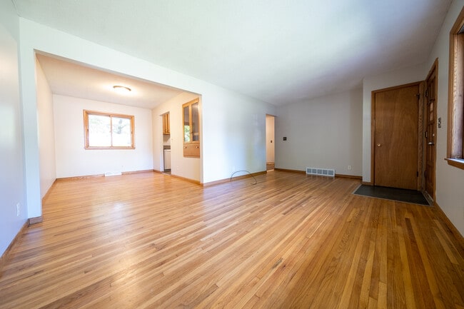10606 Yosemite Rd in Minneapolis, MN - Building Photo - Building Photo