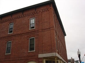 25 Main St in Ayer, MA - Foto de edificio - Building Photo