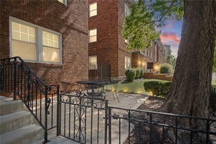 212 Emanuel Cleaver II Blvd, Unit 2W in Kansas City, MO - Building Photo
