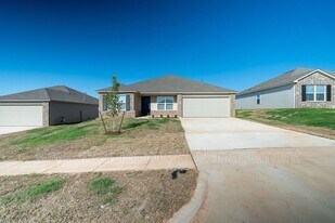 1317 S Silver Dr in Mustang, OK - Building Photo