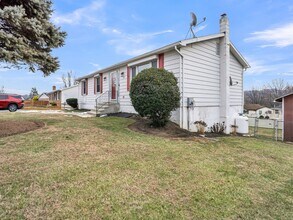 32 Maywood Ave in Sinking Spring, PA - Building Photo - Building Photo