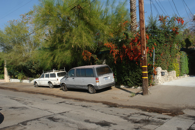 10438 Scoville Ave in Sunland, CA - Building Photo - Building Photo