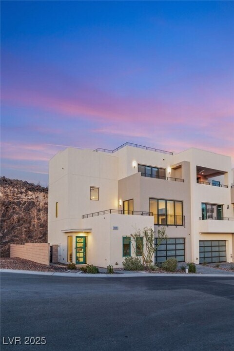 350 Solitude Peak Ln in Henderson, NV - Foto de edificio