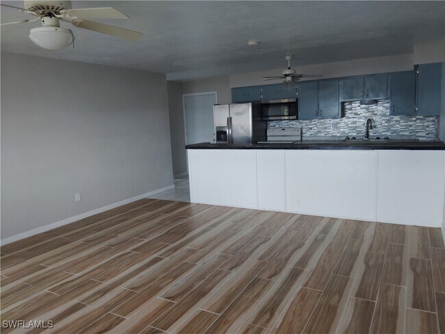 4901 Victoria Dr in Cape Coral, FL - Foto de edificio - Building Photo