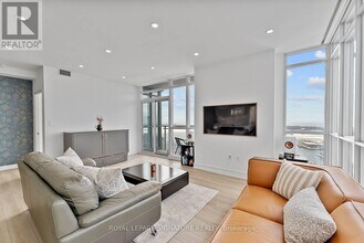 15 Iceboat Terr in Toronto, ON - Building Photo - Building Photo